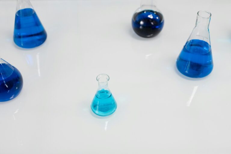 Un flacon étiqueté de nettoyant industriel transparent posé sur une table de laboratoire en France.