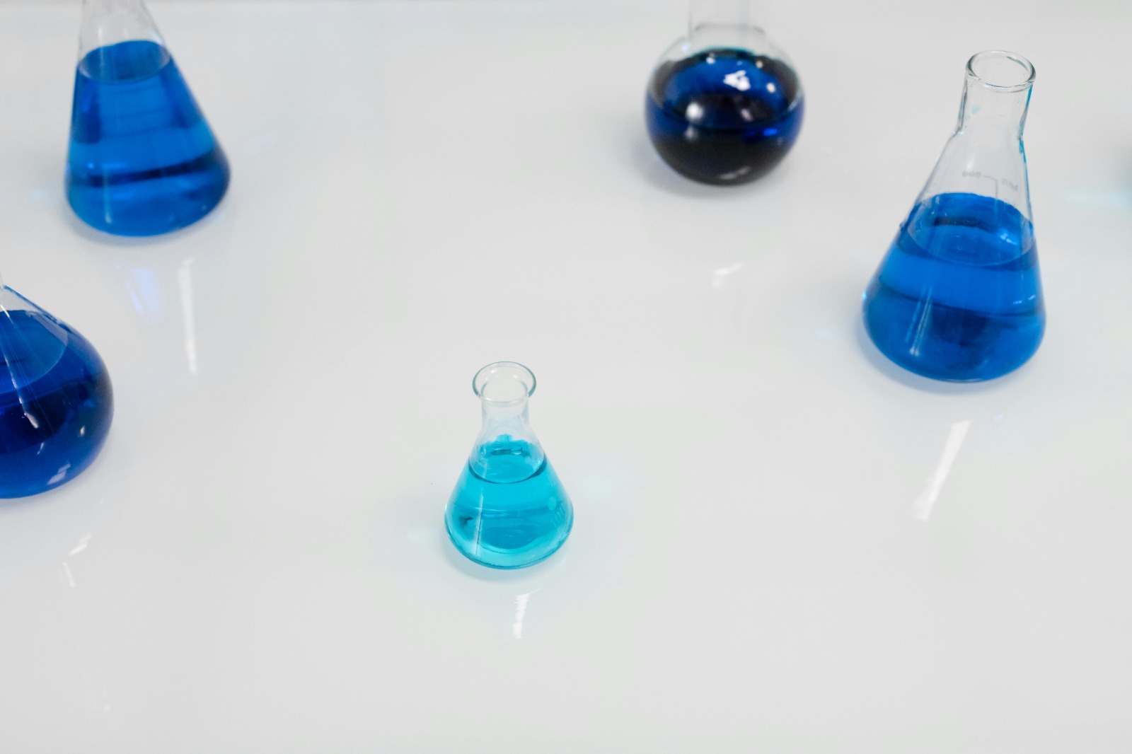 Un flacon étiqueté de nettoyant industriel transparent posé sur une table de laboratoire en France.
